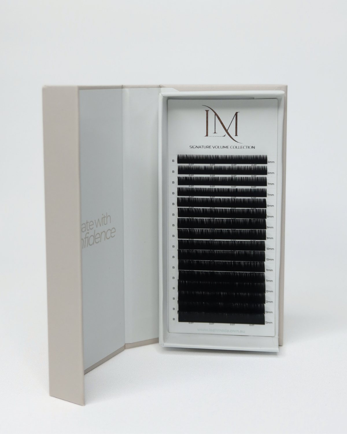 B curl mixed length lash extension tray by Lash Mode, 6–13mm